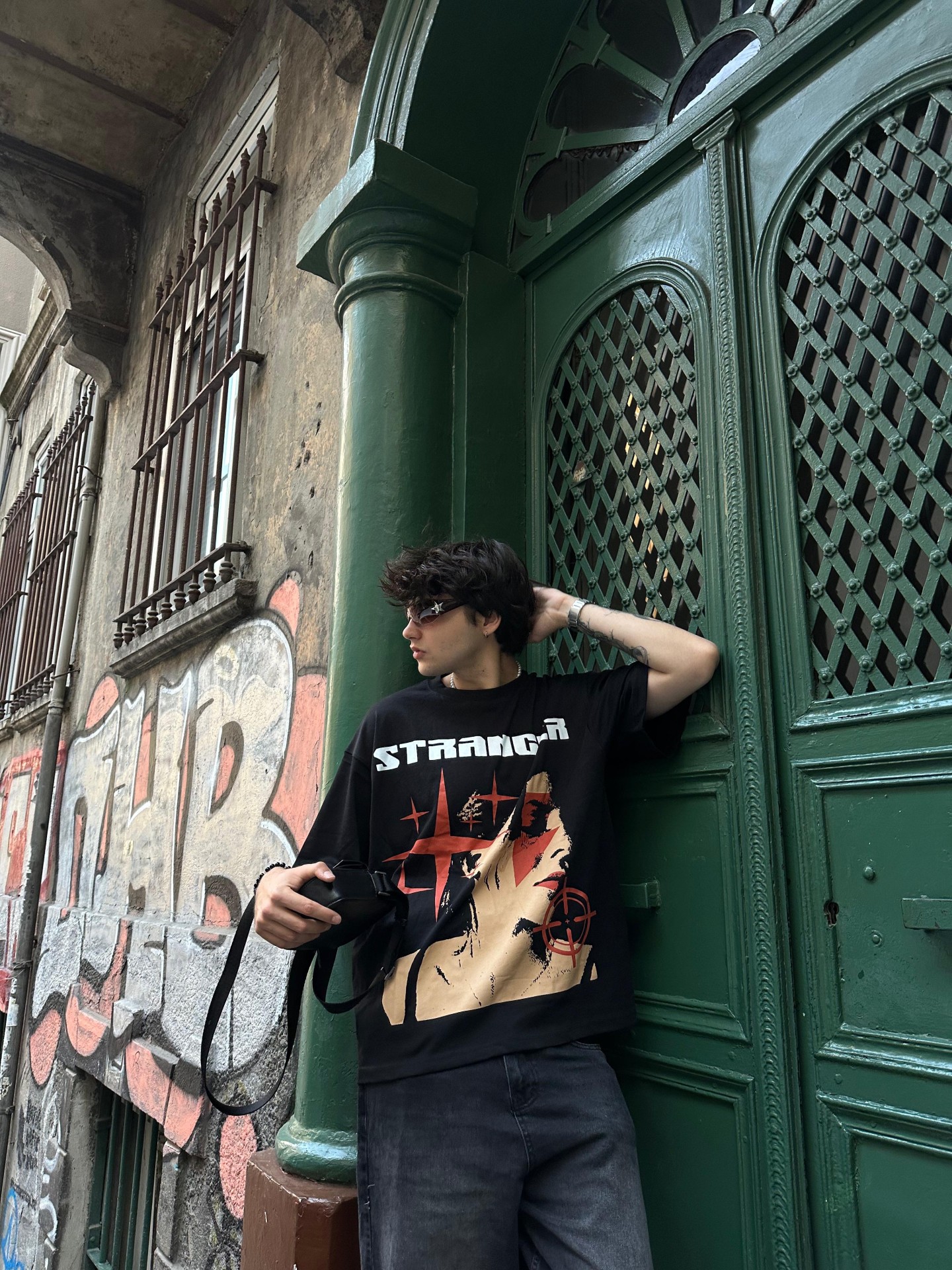 Stranger Star Print Siyah T-shirt