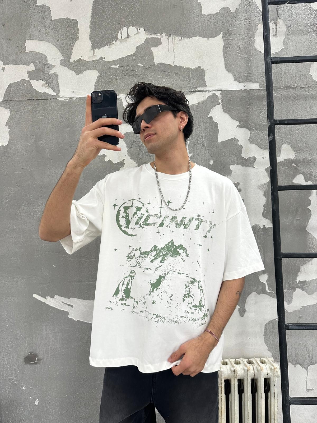 Vicinty Hidden Hills Print White Tshirt 